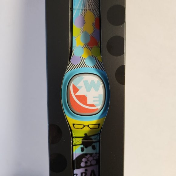 Disney Pixar Up Magic Band + Plus With Charging Cable 2022 Authentic New - Picture 2 of 3